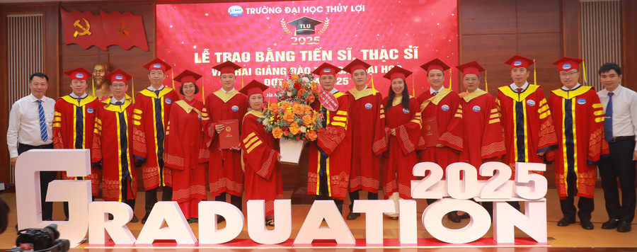 Ban lãnh đạo Trường ĐH Thuỷ lợi tặng hoa chúc mừng các tân tiến sĩ. viet-2.jpg