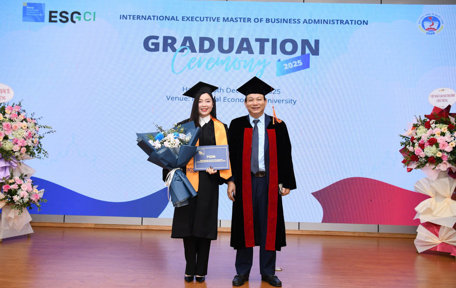 Học viên nhận bằng thạc sĩ.