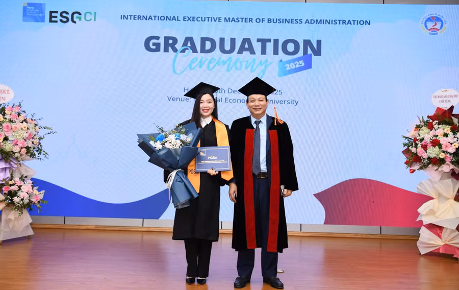 Học viên nhận bằng thạc sĩ.