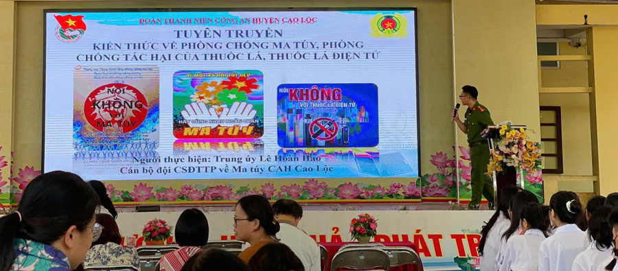 Trường THPT Cao Lộc (phường Kỳ Lừa, tỉnh Lạng Sơn) phối hợp với công an để tuyên truyền, giáo dục học sinh tác hại của thuốc lá, thuốc lá điện tử. Ảnh NTCC.