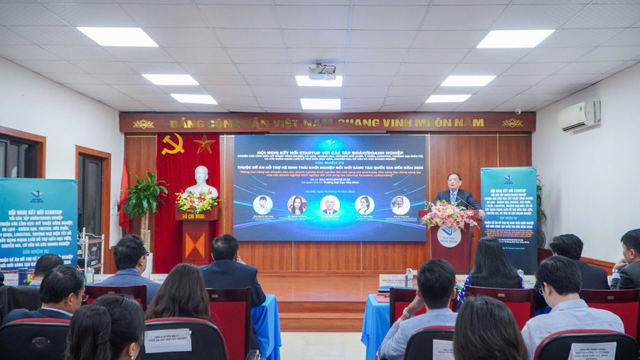 PGS.TS Tô Ngọc Hưng, Hiệu trưởng Trường Đại học Hoà Bình trao đổi tại Hội nghị.