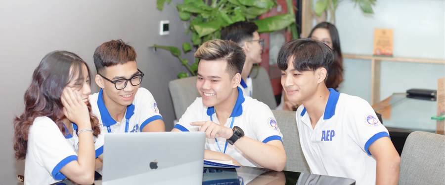 Sinh viên Viện Đào tạo Tiên tiến, Chất lượng cao & POHE - Đại học Kinh tế Quốc dân. Ảnh NT.