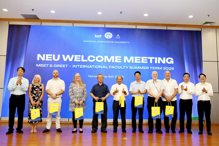Đại học Kinh tế Quốc dân mời giảng viên nước ngoài về tham gia giảng dạy. Ảnh NT. giang-vien-1.jpg