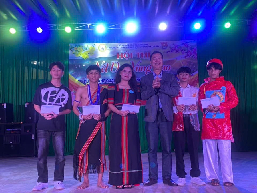 Thầy Luận cùng học trò của mình. tra-mi-2.jpg