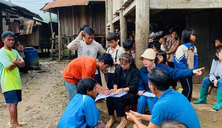 Cô Lò Thị Minh đi vận động học sinh đến trường. minh-2.jpg