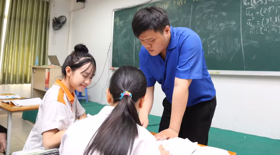 Thầy trò Trường Cao đẳng Viễn Đông.