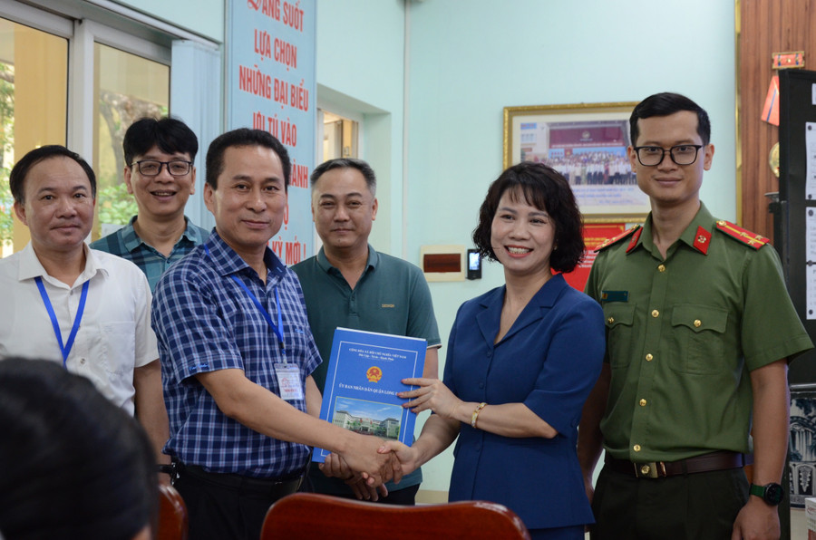 Bà Đào Thị Hoa - Trưởng phòng GDĐT quận Long Biên (Hà Nội) đến động viên cán bộ coi thi tại điểm thi Trường THPT Nguyễn Gia Thiều. Ảnh Ngô Chuyên. uy9-1317.jpg