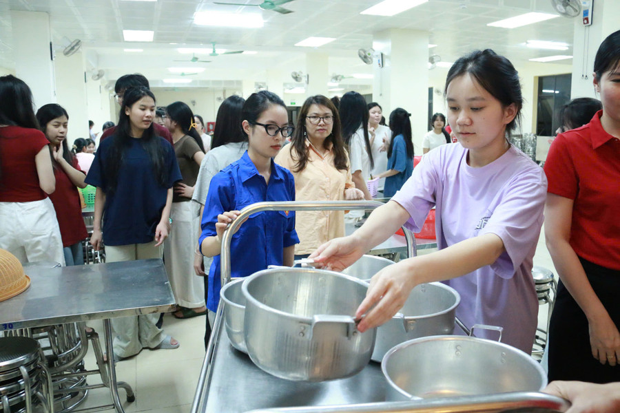 Em Ma Thị Hà, học sinh lớp 12A2, Trường THPT DTNT tỉnh Lạng Sơn: “Chương trình này được tổ chức hàng năm, em cảm động vô cùng. Thầy cô, nhà trường đã đồng hành cùng chúng em từ ngày vào trường, đến ngày diễn ra kỳ thi quan trọng chúng em vẫn luôn được thầy cô sát cánh”. a-5.jpg