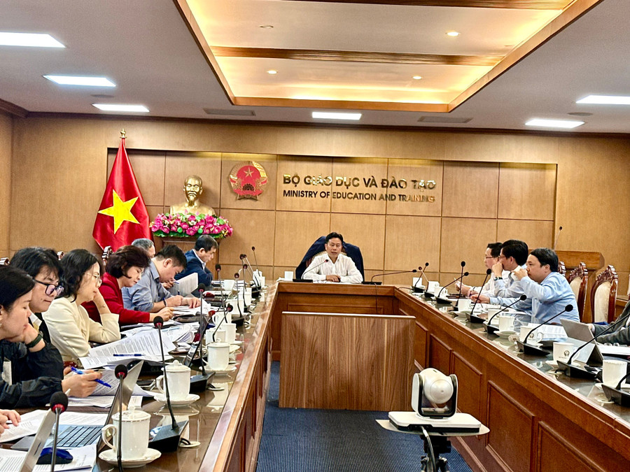 Thứ trưởng Bộ GD&ĐT Lê Quân chủ trì cuộc họp. Ảnh Liêm Anh.