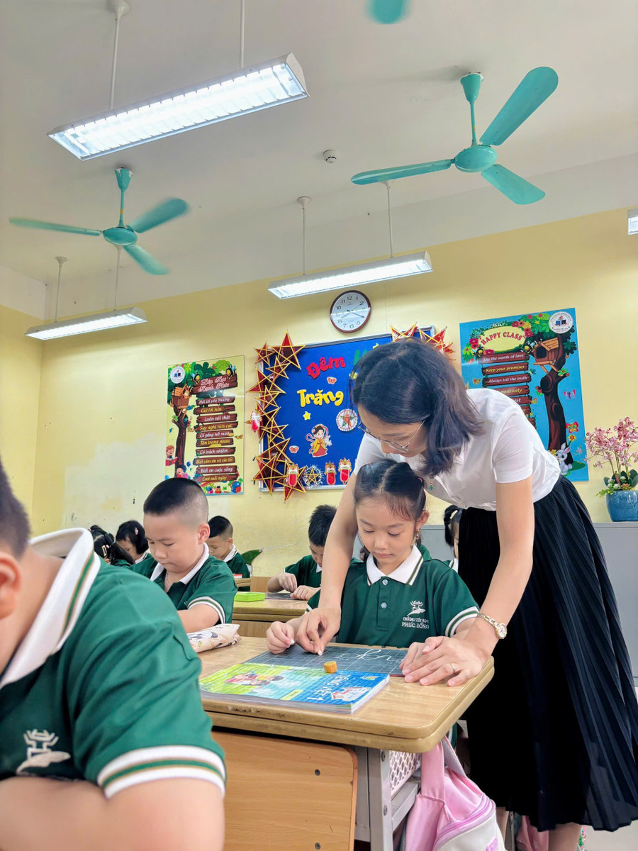 Với học trò, cô luôn động viên tạo động lực để các em phấn đấu. Ảnh NVCC. tuyet-2.jpg