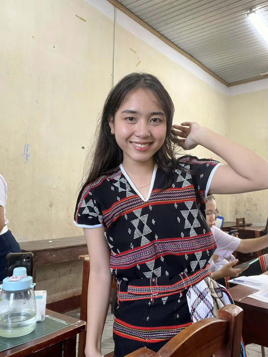 Zơ Râm Thị Cẩm Tiên - học sinh Trường Phổ thông DTNT THPT Quảng Nam (TP. Đà Nẵng). co-tu-1.jpg