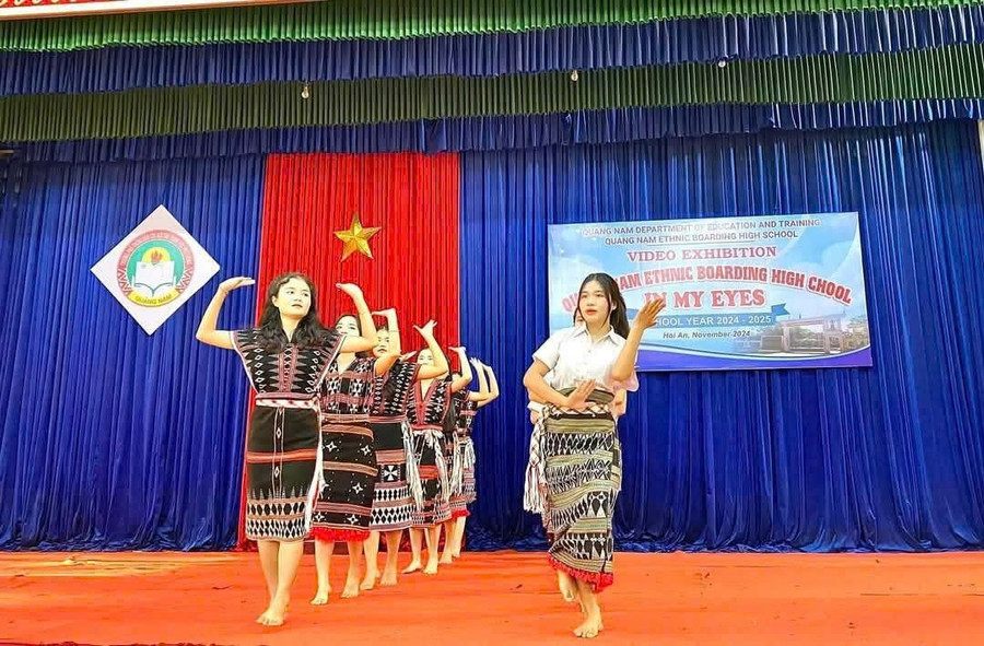 Zơ Râm Thị Cẩm Tiên cùng bạn biểu diễn. co-tu-3.jpg