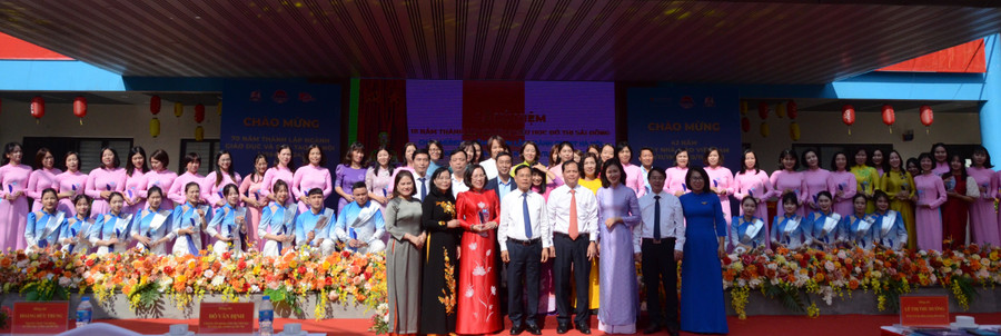 Tập thể cán bộ, giáo viên nhà trường cùng chụp ảnh lưu niệm với đại biểu tham dự lễ kỷ niệm. uy9-0895.jpg