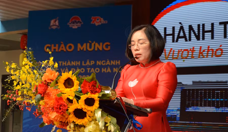 Cô Lê Thị Thu Hường – Hiệu trưởng trường nhà trường phát biểu. Ảnh NC.