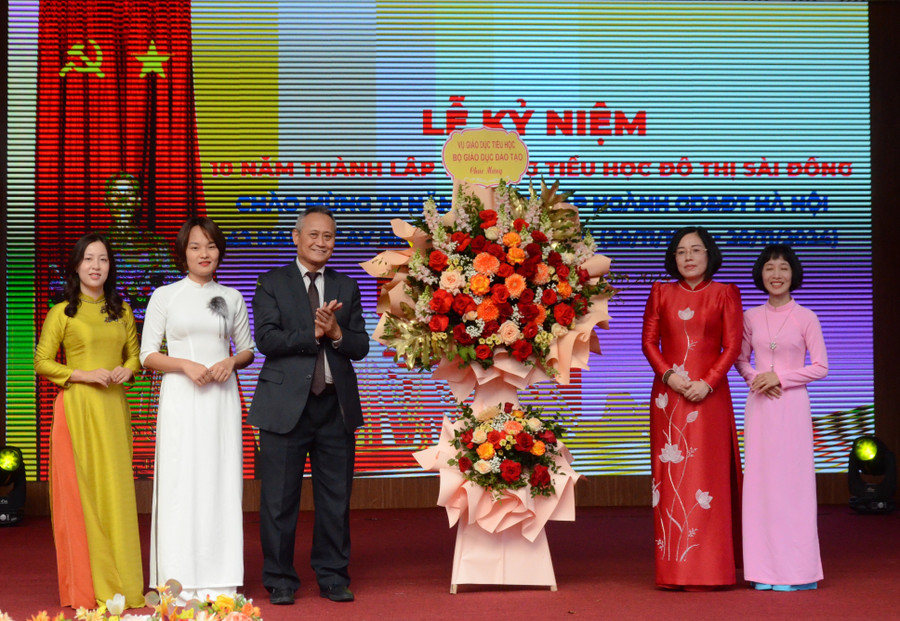 Đại diện Vụ Giáo dục Tiểu học, Bộ GD&ĐT tặng hoa chúc mừng nhà trường. uy9-0864.jpg
