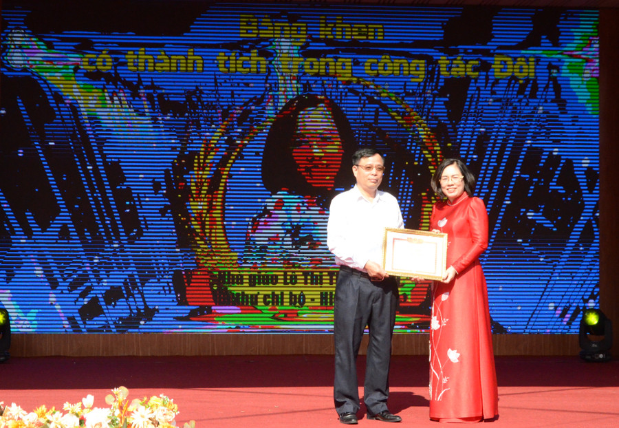 Cô Lê Thị Thu Hường – Hiệu trưởng Trường Tiểu học Đô thị Sài Đồng nhận bằng khen về thành tích cao trong công tác đội. uy9-0886.jpg