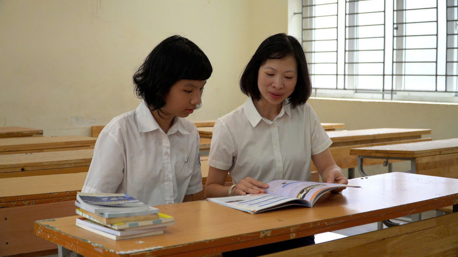 Cô Trần Minh Ngọc, giáo viên chủ nhiệm lớp 9A3 Trường THCS Ngọc Lâm cùng Chi. dat-3.jpg