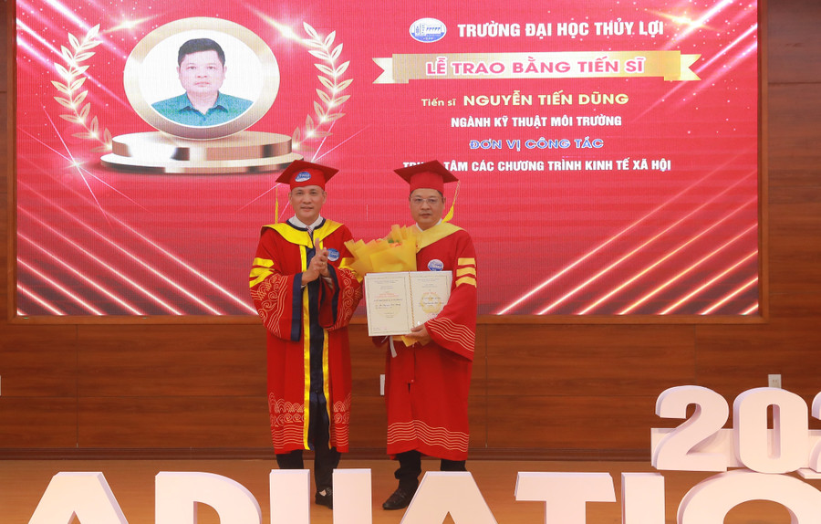 GS.TS Nguyễn Trung Việt, Hiệu trưởng Trường ĐH Thủy Lợi trao bằng tiến sĩ.