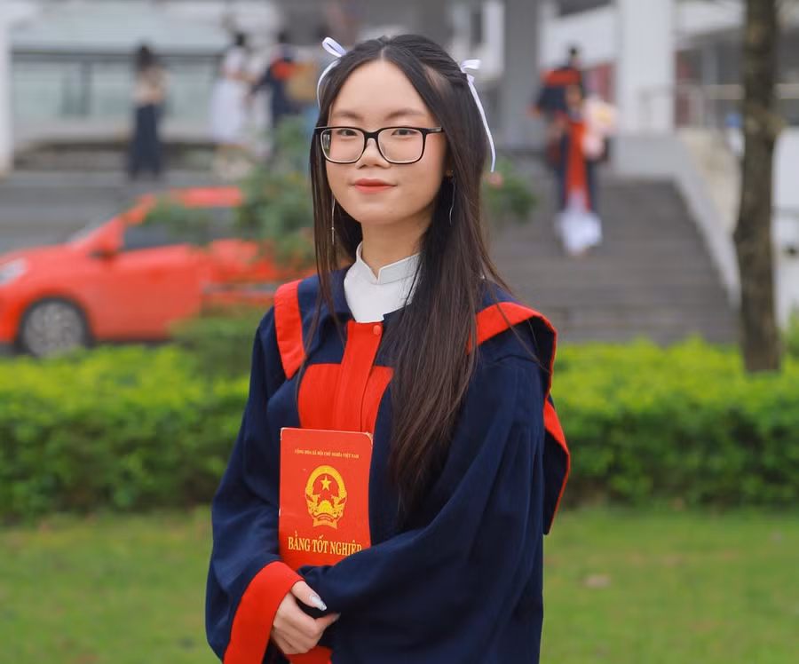 Đinh Thị Bích Ngọc, học sinh trường THPT chuyên Lương Văn Tụy (Ninh Bình) xuất sắc trở thành thủ khoa "kép" tại kỳ thi tốt nghiệp THPT năm 2024