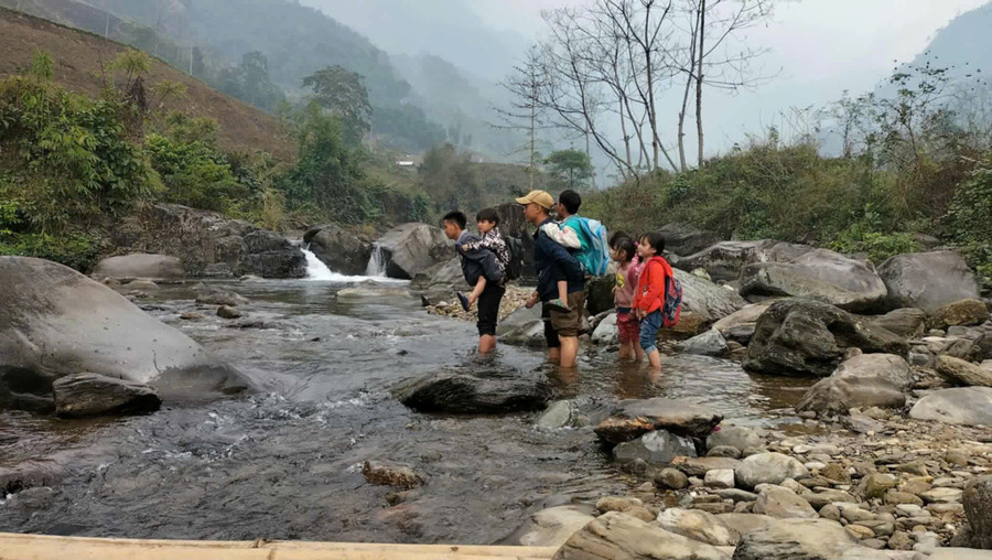 Con đường đến trường của học sinh Trường Tiểu học Nà Thằn, xã Quảng Lâm phải qua nhiều khe suối.