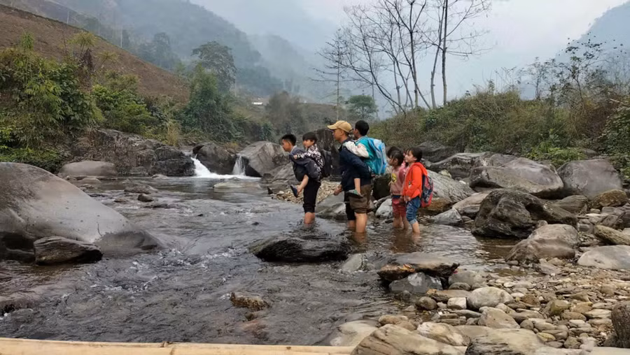 Con đường đến trường của học sinh Trường Tiểu học Nà Thằn, xã Quảng Lâm phải qua nhiều khe suối.