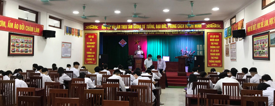 Học sinh Trường THPT Phan Huy Chú (Hà Nội) tham gia khảo sát.