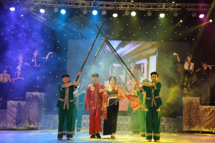Học sinh Trường Phổ thông Dân tộc Nội trú THPT Hòa Bình biểu diễn trang phục truyền thống.