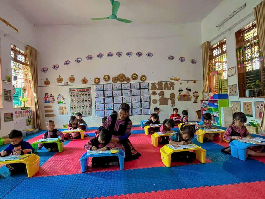 Cô Dừ Thị Vánh, giáo viên Trường mầm non Hoa Đào, Xã Lóng Phiêng.