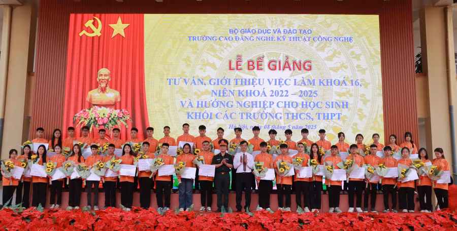 Quang cảnh buổi lễ bế giảng.