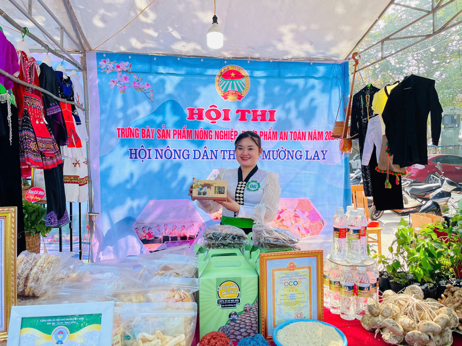 Chị Lò Chúc Chi, 22 tuổi, người dân tộc Thái, bản Bắc 2, xã Mường Lay, tỉnh Điện Biên bên gian hàng của HTX.