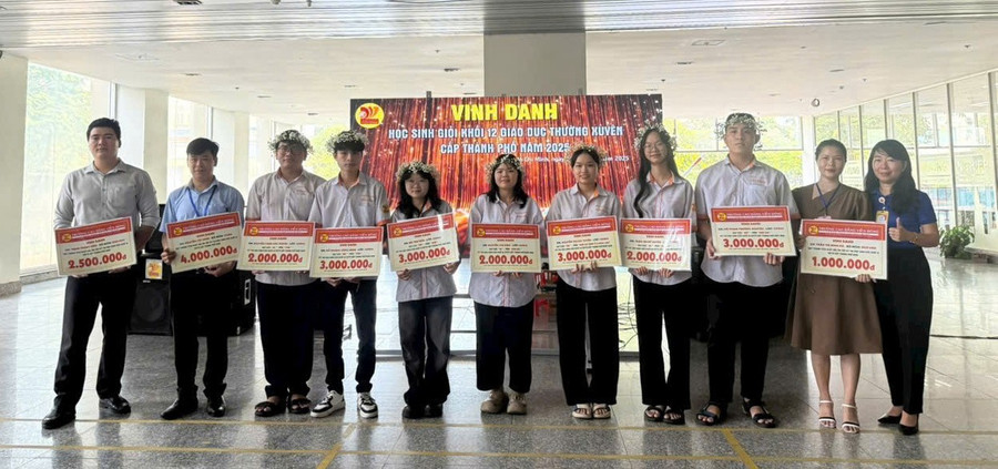 Nguyễn Thị Cát Tuyền (thứ 5, phải sang) nhận phần thưởng nhà trường khi đạt điểm cao tại kỳ thi tốt nghiệp THPT năm 2025. nghe-1.jpg