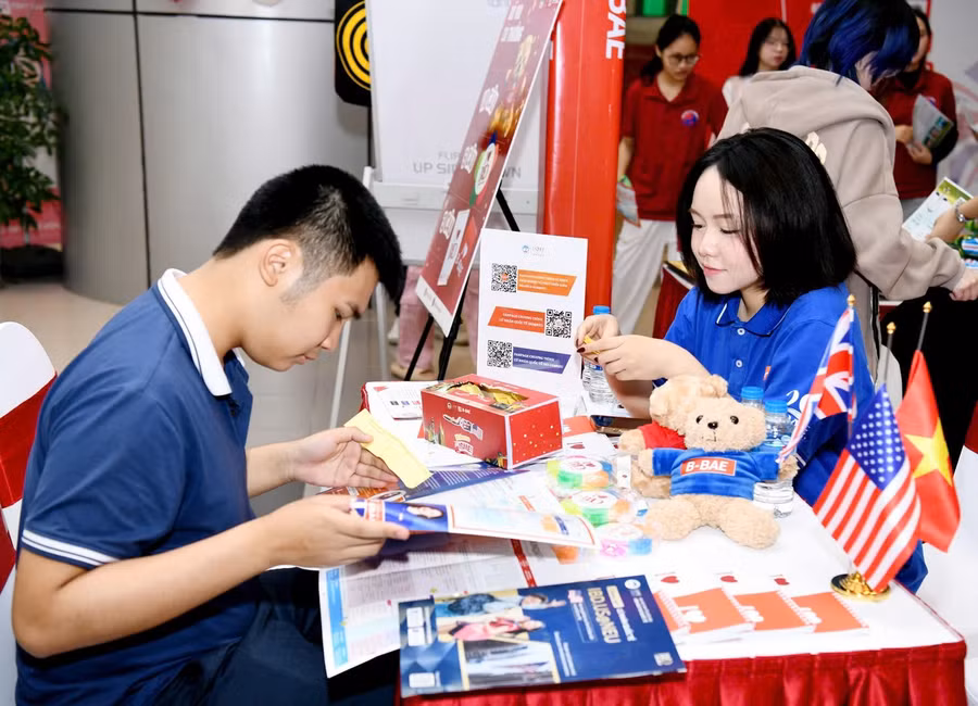 Học sinh tham gia ngày tư vấn tuyển sinh hướng nghiệp năm 2025 của Đại học Kinh tế Quốc dân.