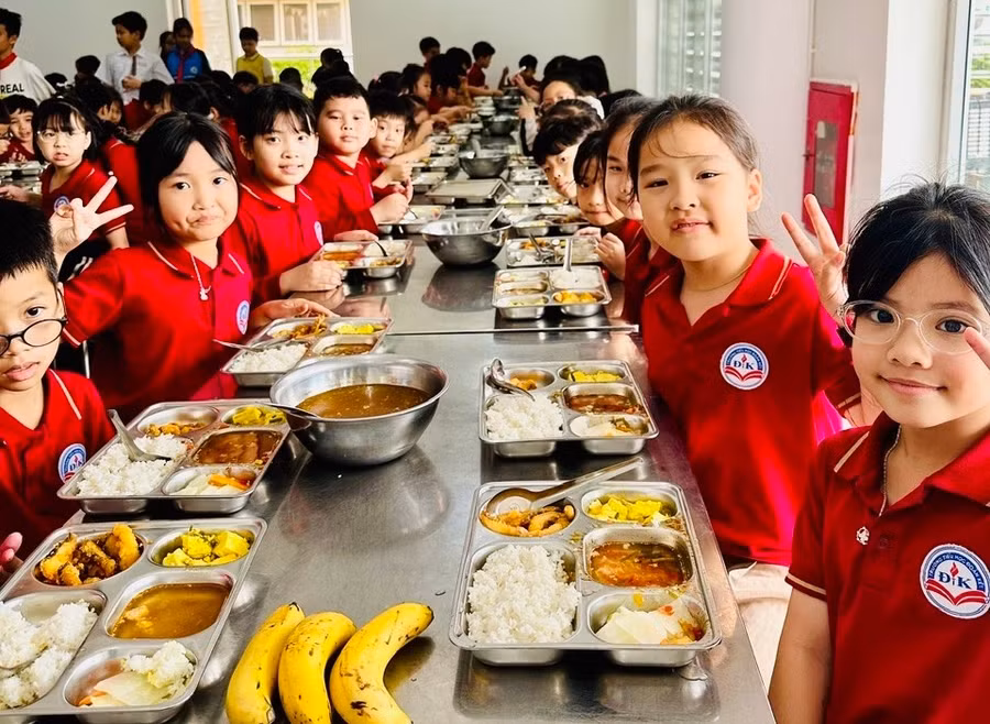 Bữa an bán trú của học sinh Hà Nội.