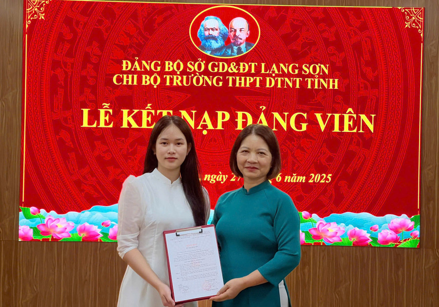 Bà Vương Xuân Thuận - Hiệu trưởng Trường THPT DTNT tỉnh Lạng Sơn cùng Kiềng Thị Thu Hương trong Lễ kết nạp Đảng viên. Ảnh NVCC.