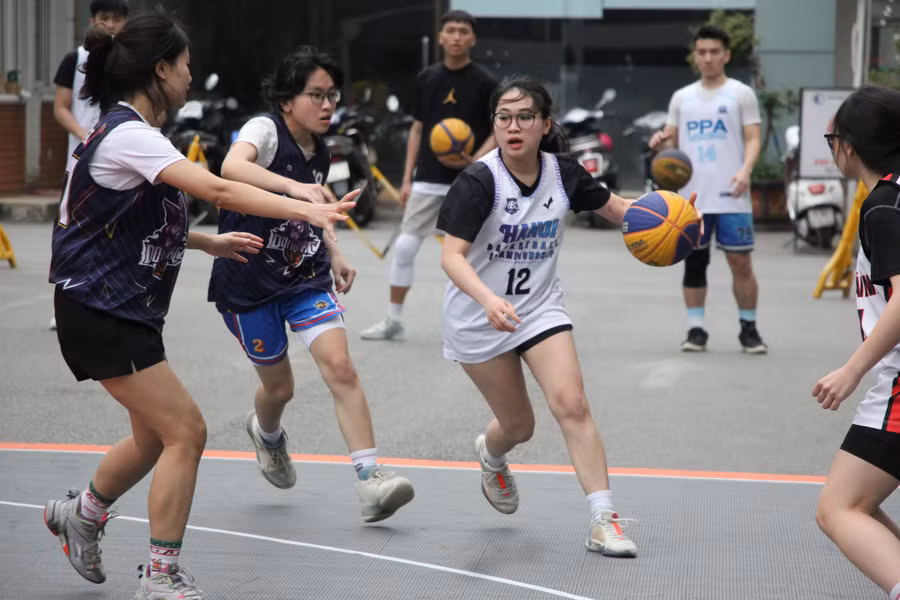 “HLU’s 3x3 Basketball Tournament” là giải đấu thường niên và lớn nhất trong năm được tổ chức bởi Câu lạc bộ Bóng rổ Trường ĐH Luật Hà Nội.