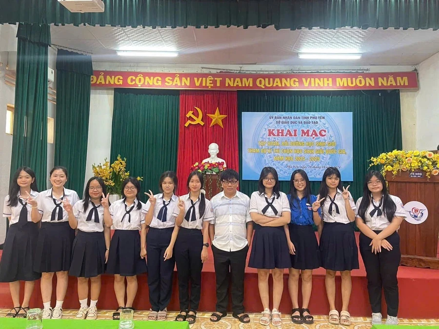 Thầy Minh và đội tuyển HSG môn Ngữ văn dự thi cấp quốc gia tỉnh Phú Yên năm 2025.