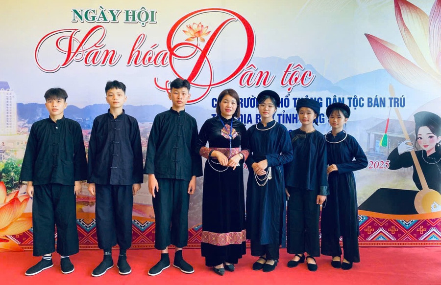 Trang phục truyền thống của người Tày, Nùng ở Lạng Sơn. dan-toc-1.jpg