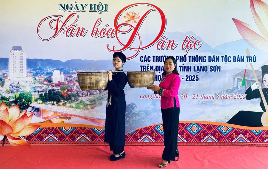Cô trò Trường Phổ thông Dân tộc Bán trú Tiểu học và THCS Liên Hội tham gia ngày hội văn hoá dân tộc các trường PTDTBT trên địa bàn tỉnh Lạng Sơn.