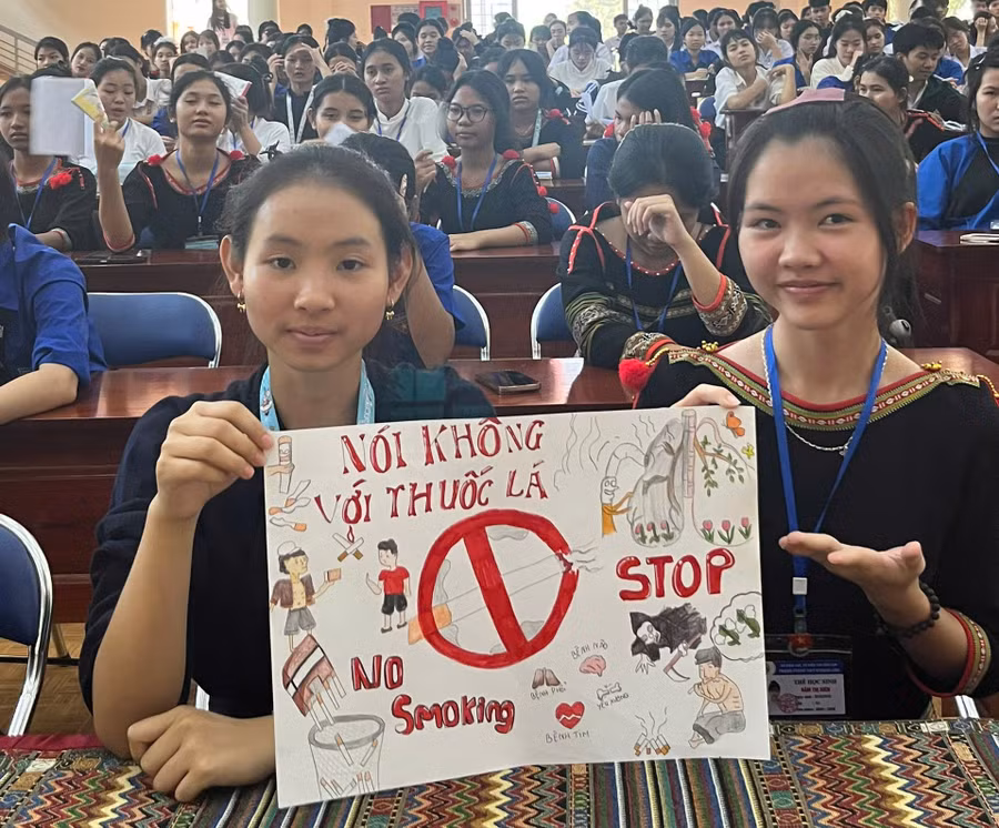 Học sinh Trường PTDTNT THPT N’ Trang Lơng (Đắk Lắk) tuyên truyền PCTH thuốc lá.