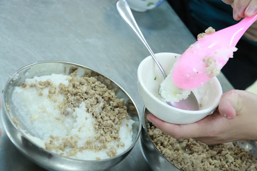 Trong thời gian diễn ra kỳ thi, đêm nào Trường THPT DTNT tỉnh Lạng Sơn đều tổ chức nấu cháo tiếp sức cho trò. Không những vậy, thực đơn dinh dưỡng những ngày này được xây dựng phong phú hơn, công tác đảm bảo an toàn thực phẩm cũng nghiêm ngặt, chặt chẽ. a-13.jpg
