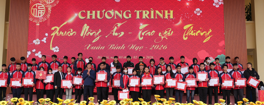 Nhà trường trao tặng 80 suất quà đến học viên, sinh viên.