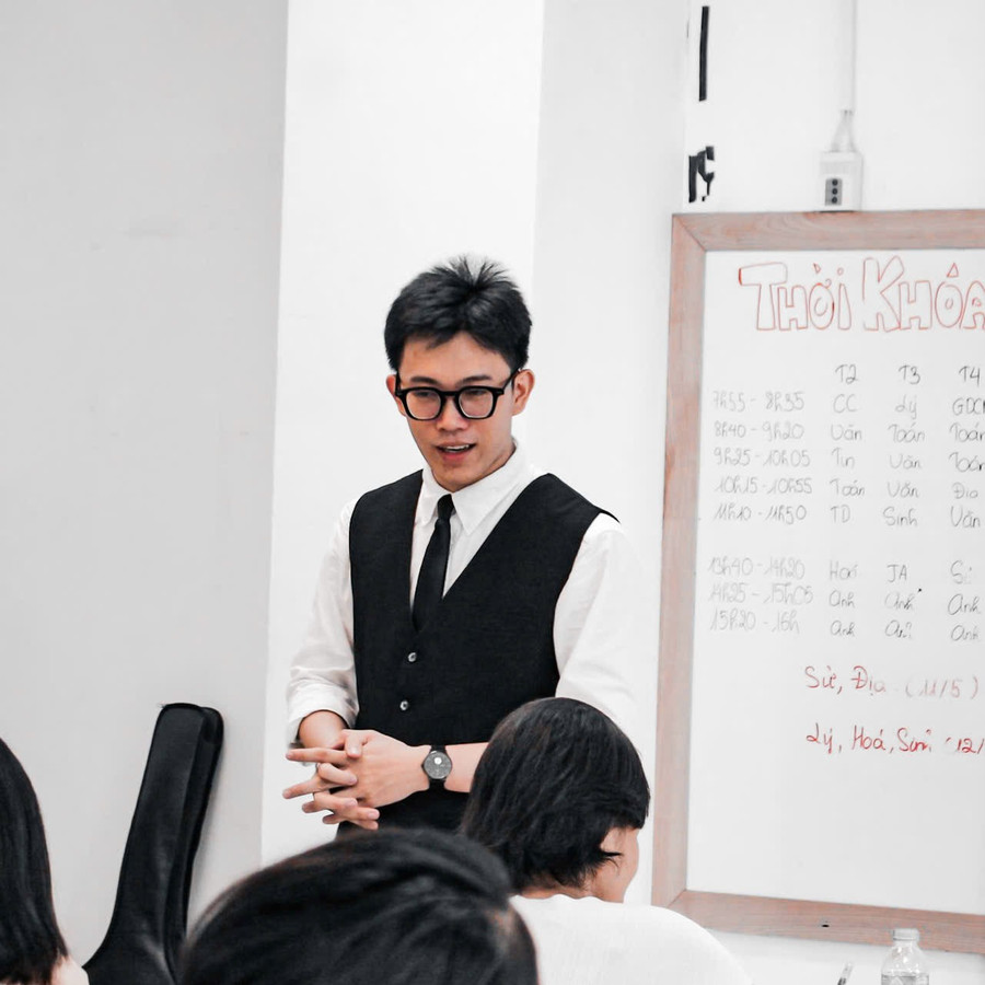 Thầy Nguyễn Quốc Lương trong một tiết học với học sinh. tieng-anh-1.jpg