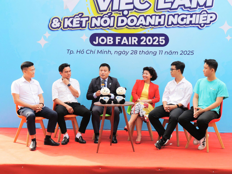 Ông Lê Thiên Huy - Hiệu trưởng Trường Cao đẳng Nghề Hoa Sen tại Job Fair 2025.