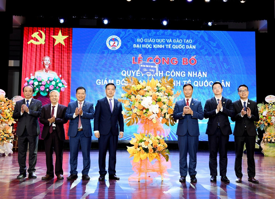 Tập thể sư phạm Đại học Kinh tế Quốc dân chúc mừng PGS.TS Bùi Huy Nhượng. son-3.jpg
