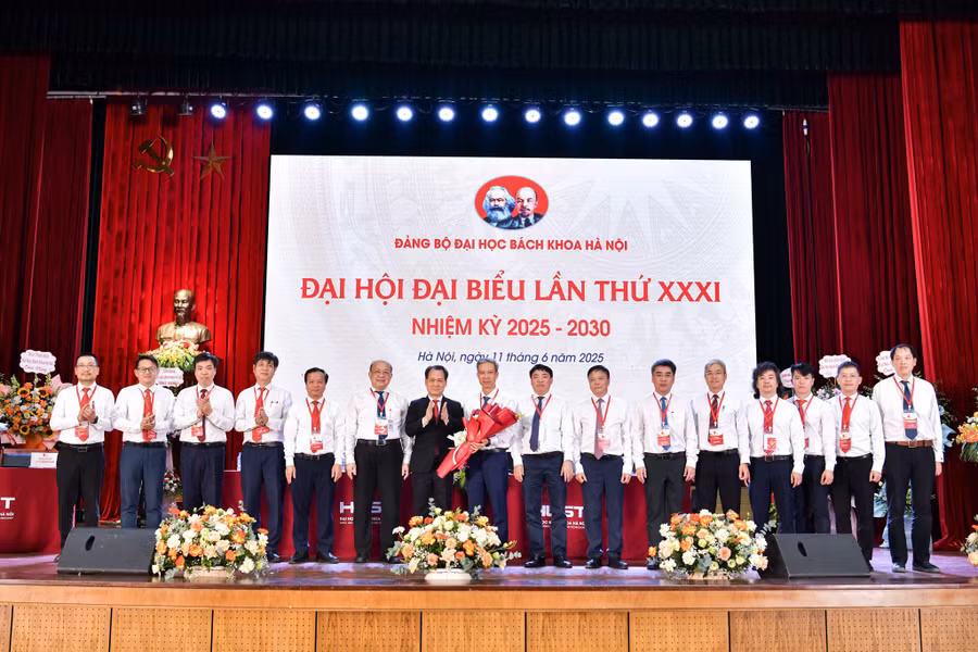 GS. TS Lê Anh Tuấn (thứ 8 từ trái sang) - Chủ tịch Hội đồng Đại học Bách khoa Hà Nội tiếp tục được bầu làm Bí thư Đảng uỷ Đại học Bách khoa Hà Nội nhiệm kỳ 2025-2030.