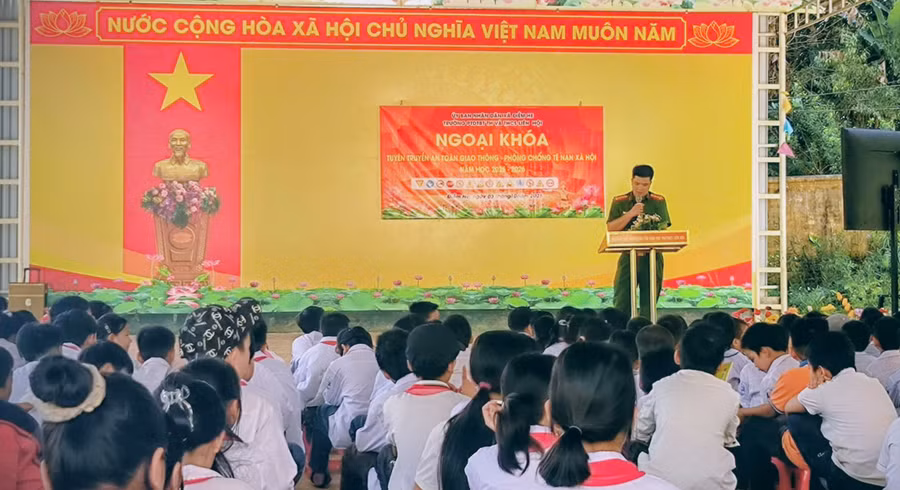 Trường PTDTBT TH&THCS Liên Hội mời công an về tuyên truyền, giáo dục cho học sinh.