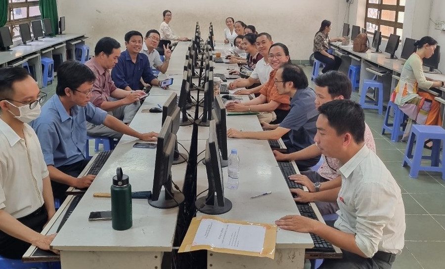 Giáo viên tham gia khảo sát.