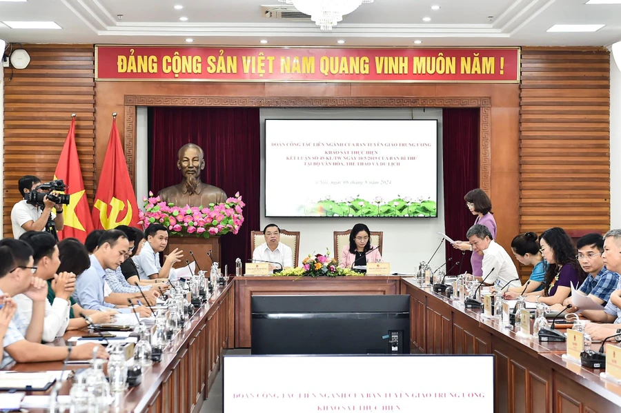 Quang cảnh buổi làm việc.