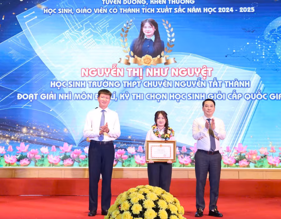 Hiện Nguyễn Thị Như Nguyệt, nữ sinh Trường ĐH Sư phạm Hà Nội.