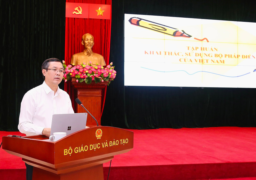 Thứ trưởng Bộ GD&ĐT Nguyễn Văn Phúc phát biểu. Ảnh Trần Hiệp.